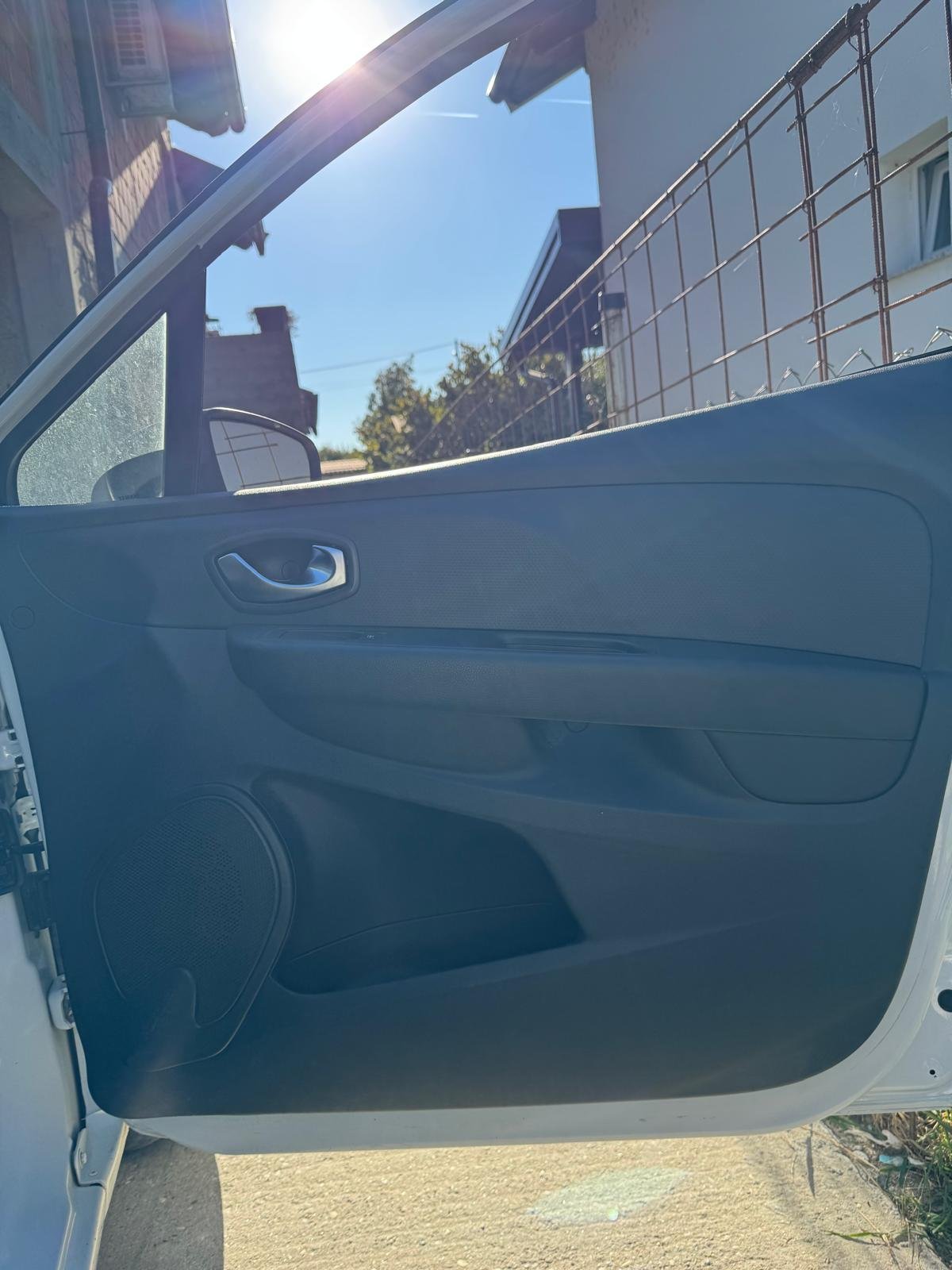 Čista unutrašnjost auto-vrata nakon dubinskog čišćenja
